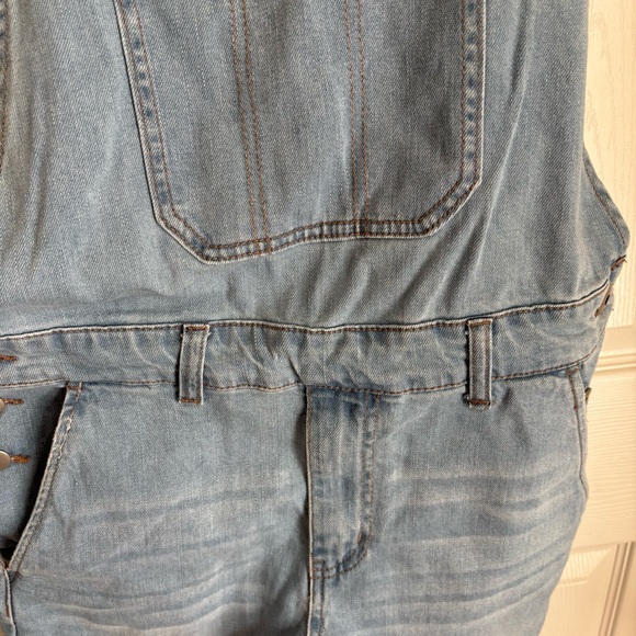Forever 21 light Wash denim Mens Overall Jorts Size XS Adjustable Straps Cuffs - Picture 7 of 10